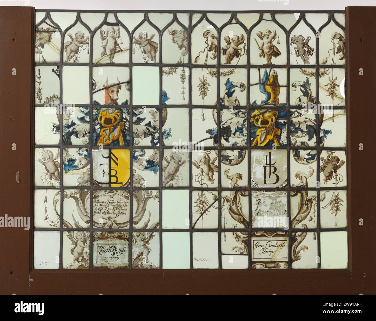 Double avec deux cartouches et un blason avec deux ailes, anonyme, c. 1600 - c. 1699 fenêtre d'arme avec deux ailes comme signe de casque. Deux fois un cartouche dans lequel 'Ick Siet is not Silver' et 'Jan Lambertsz Bruijnn'. verre. plomb (métal). Banque D'Images