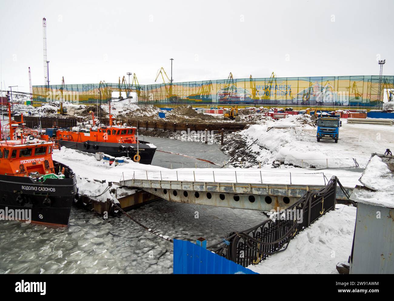 Mourmansk, Russie - 27 février 2022 : reconstruction du territoire du port maritime de marchandises de Mourmansk Banque D'Images