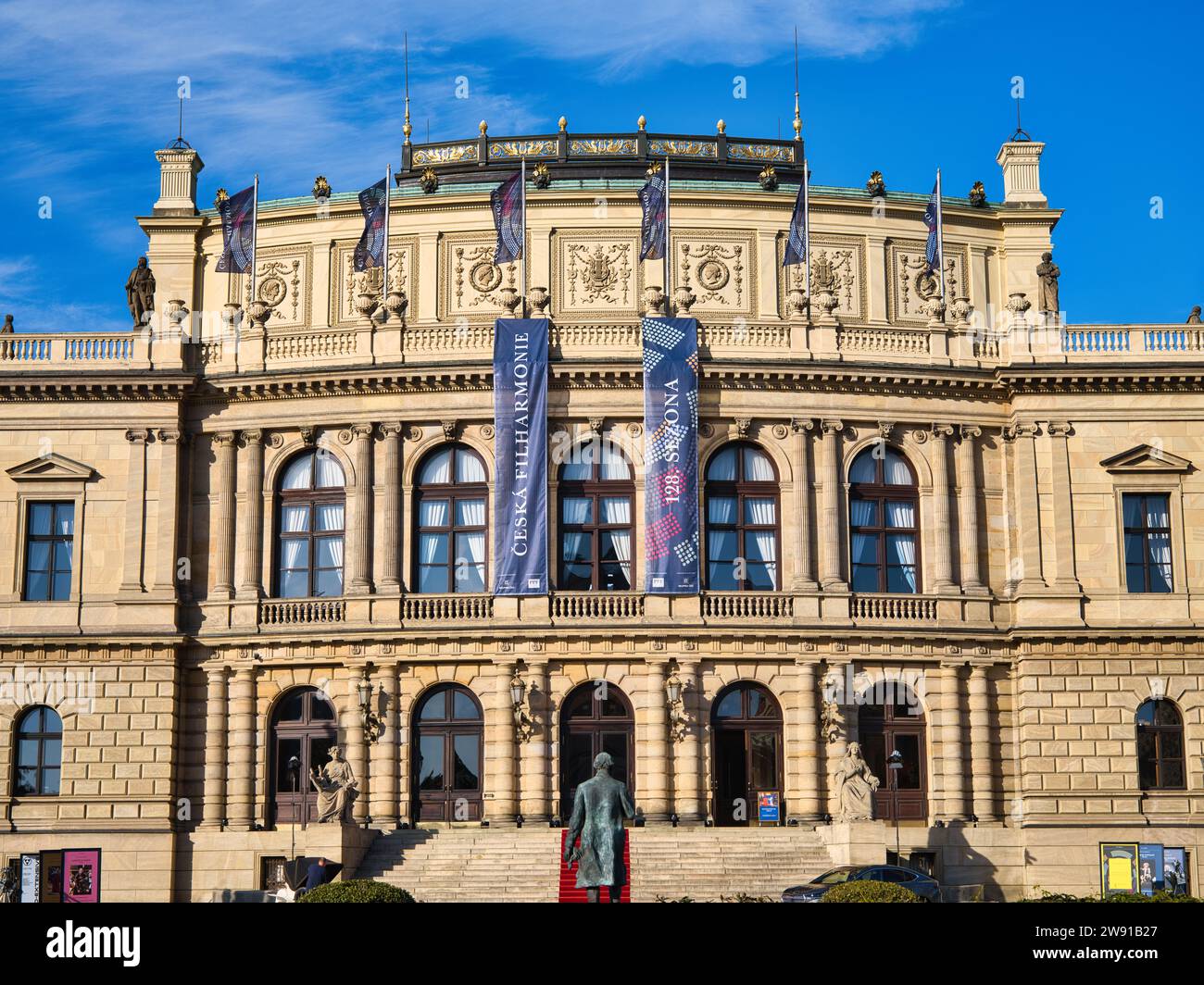 Vue sur le bâtiment historique Rudolfinum, qui abrite la Philharmonie tchèque à Prague, République tchèque Banque D'Images