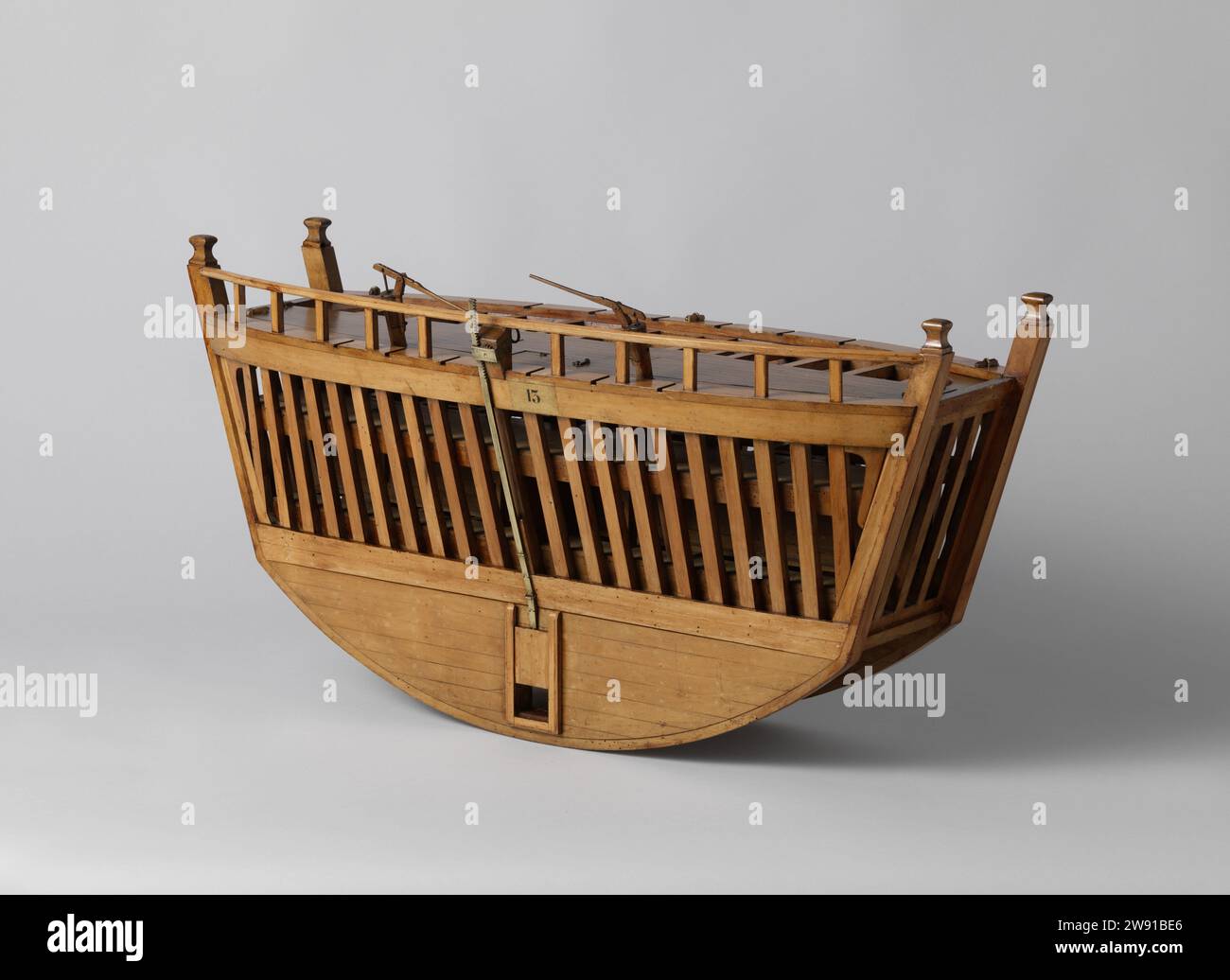Modèle d'un caisson, anonyme, c. 1802 - c. 1804 modèle de présentation modèle Spant d'une porte de navire à double quille, omet la peau. Deux niveaux, prévus pour la moitié des planchers ; les parties du pont supérieur peuvent être enlevées. Deux pompes sur le pont supérieur et l'ingénieur du vent du spui, qui est appliqué sur un côté. Bois néerlandais (matériel végétal). laiton (alliage) Banque D'Images