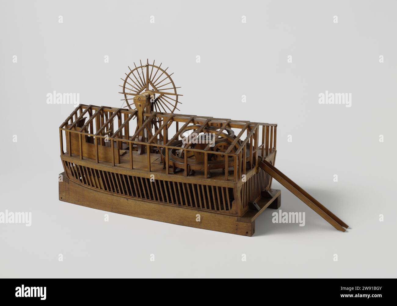 Maquette d'une drague, anonyme, v. 1800 maquette de navire. Modèle de démonstration modèle d'un moulin de dragage à collier couvert avec rosmolen situé sur le pont arrière. La chaîne est entraînée par une aiguille, qui entraîne également un pont Windas Down pour la corde d'ancre, pour le mouvement du navire. La profondeur du conteneur, sur lequel la chaîne fonctionne avec des lames, est disposée avec une grande roue verticale avec Windas et Tins. Le dessus du conteneur est placé au milieu du Rosmolen et la boue est drainée par une gouttière en dessous. Les écuries et une pompe sont sur le pont avant. Chêne des pays-Bas (bois) Banque D'Images