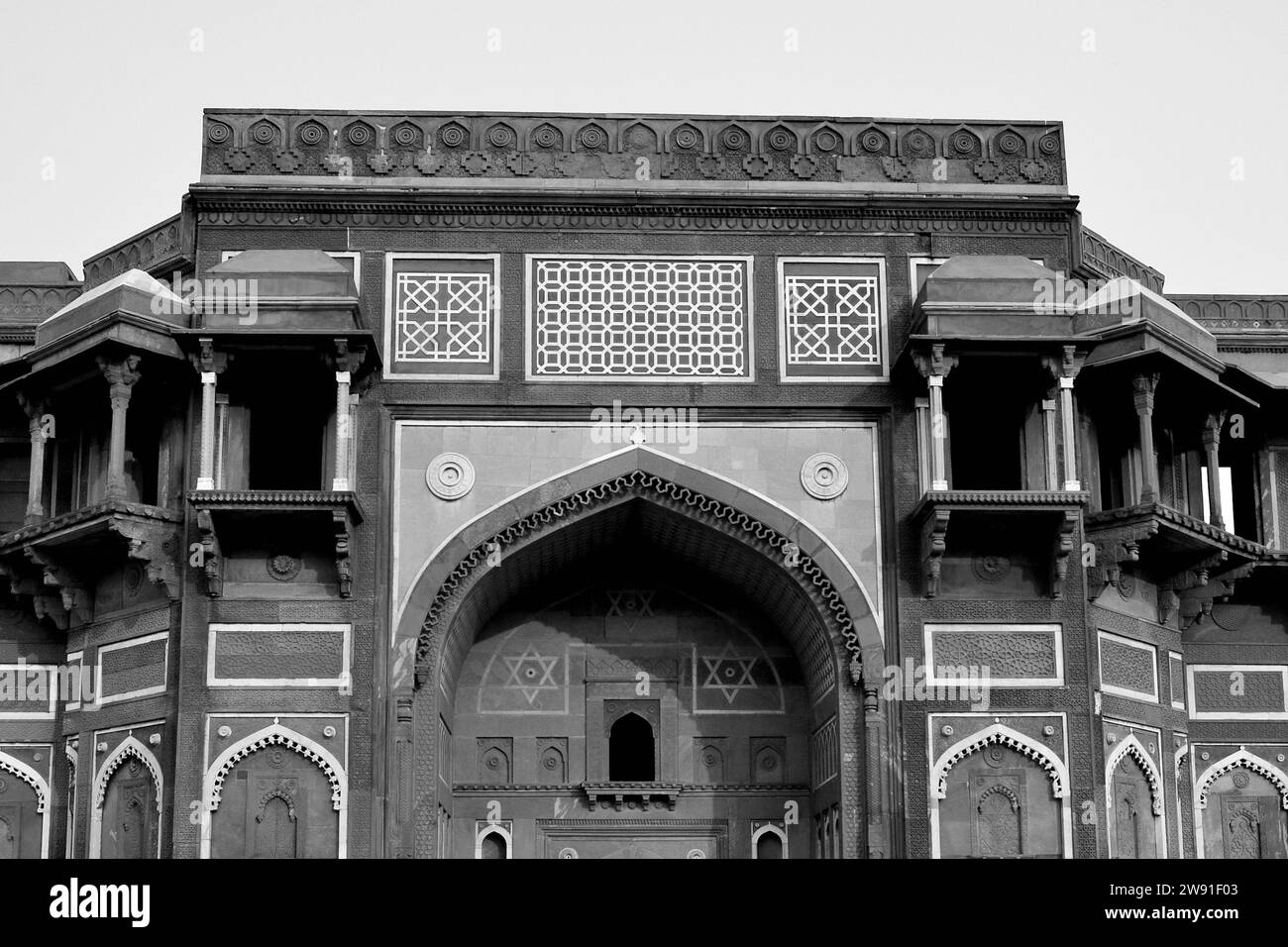 Les détails de la sculpture sur le mur extérieur de Jahangir Mahal, le Fort Rouge, Agra, Uttar Pradesh, Inde Banque D'Images