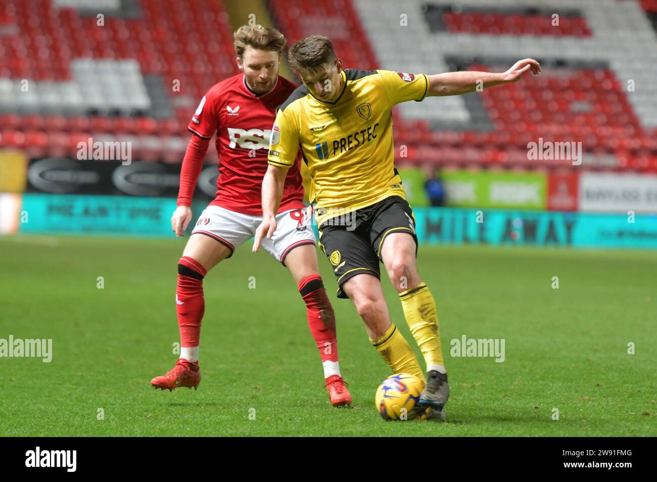 Londres, Angleterre. 23rd Dec 2023.Alfie May de Charlton Athletic et Steve Seddon de Burton Albion affrontent lors du match Sky Bet EFL League One entre Charlton Athletic et Burton Albion. Kyle Andrews/Alamy Live News Banque D'Images