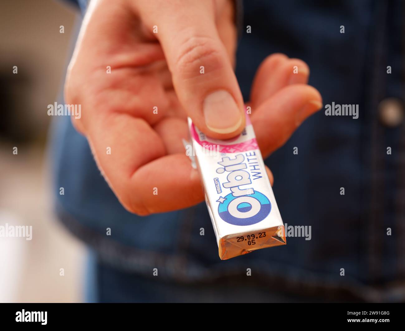 Tambov, Fédération de Russie - 20 décembre 2023 Une femme donne un paquet de chewing-gum Orbit. Banque D'Images
