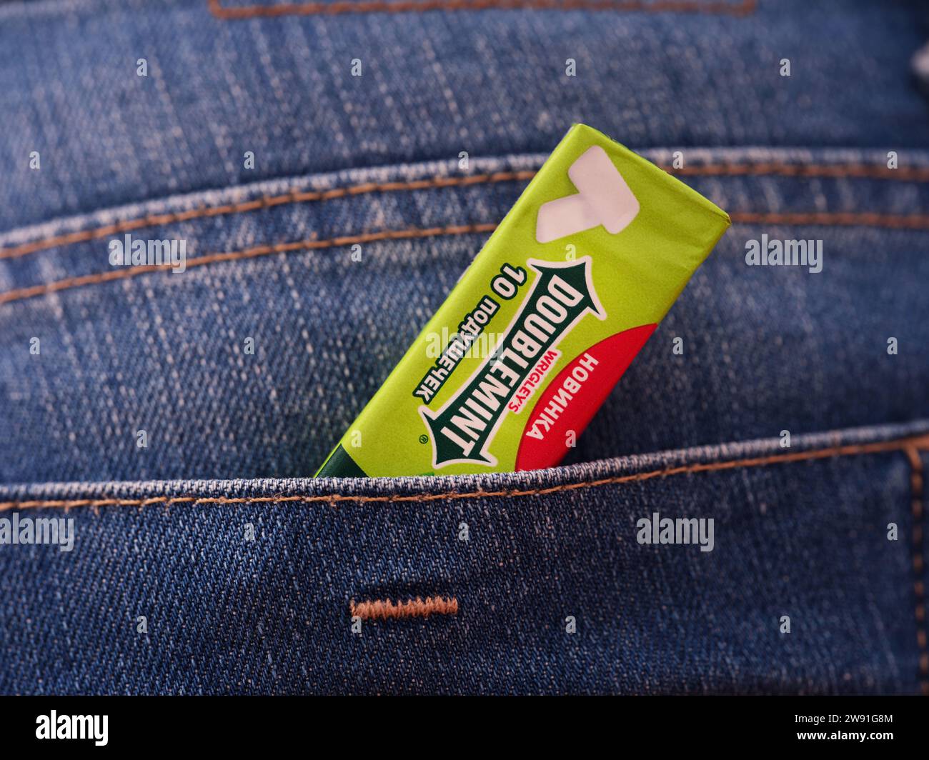 Tambov, Fédération de Russie - 20 décembre 2023 Un paquet vert de chewing-gum Wrigleys Doublemint dans une poche arrière de jeans Banque D'Images