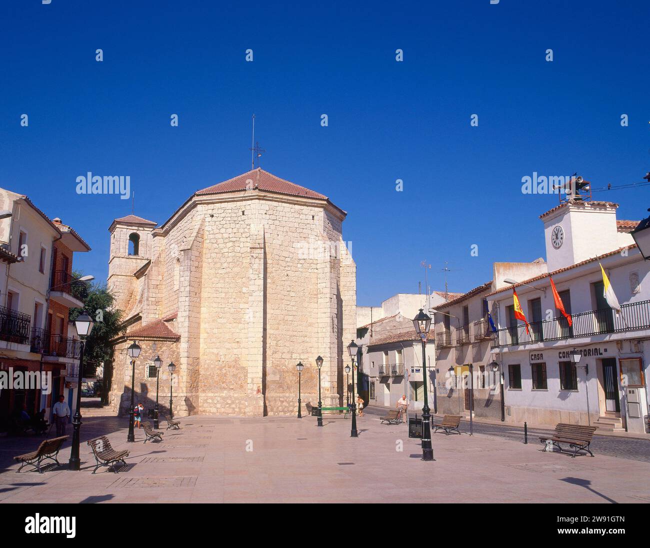 PLAZA - ABSIDE IGLESIA PARROQUIAL Y AYUNTAMIENTO. LOCALISATION : IGLESIA DE SAN NICOLAS DE BARI. Villaconejos. MADRID. ESPAGNE. Banque D'Images