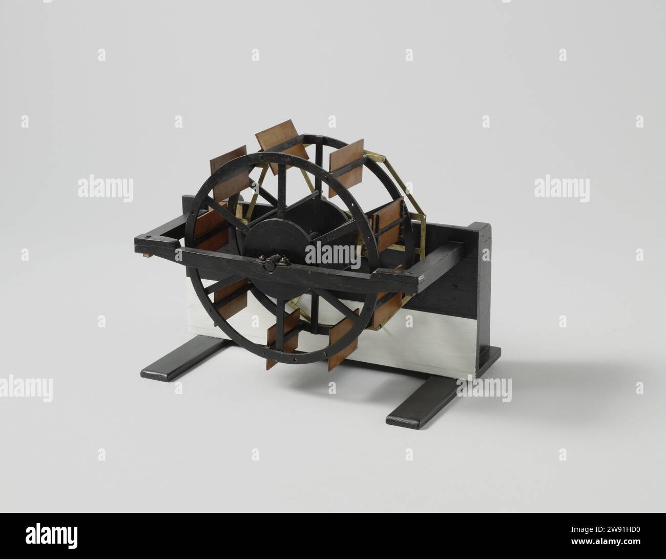 Modèle d'une roue à palettes, anonyme, modèle de démonstration 1834 modèle d'une roue à godets avec neuf plaques mobiles. Le modèle est peint en noir et blanc. Une roue excentrique, marchant sur trois petites roues contre la paroi du navire, déplace les plaques, chacune montée sur son propre axe. Le modèle peut être déplacé avec une manivelle. Echelle 1:20 (dérivée). Bois néerlandais (matériel végétal). laiton (alliage). fer (métal) Banque D'Images