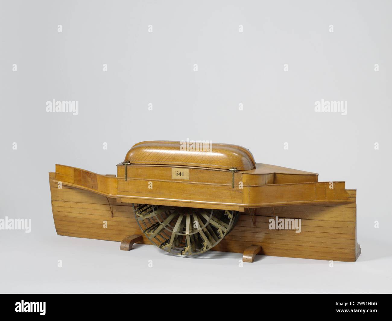 Modèle d'une boîte à palettes et d'une roue, anonyme, modèle de démonstration de 1845 modèle de la roue tribord contre une partie de la paroi du navire, avec une roue à godets cycloïdaux ou une roue à éventail. Les planches d'atterrissage sont divisées en bandes étroites, qui, selon des lignes cycloïdales, sont appliquées aux fers à jet, de sorte qu'ils frappent l'eau successivement, créant un minimum de vibrations. L'axe de la roue de ventilateur ne s'étend pas jusqu'à la poutre d'aiguille à l'extérieur de l'armoire de roue, mais colle seulement un petit tronçon à l'extérieur de la planche et est soutenu par un dispositif de question extérieur (voir NG-MC-551) ; par conséquent Banque D'Images
