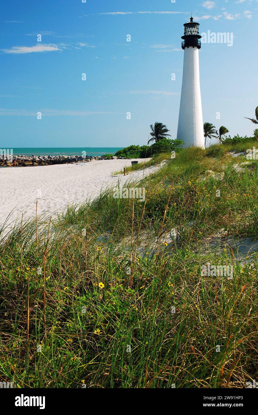 Le phare de Cape Florida à Key Biscayne se dresse au bord d'une plage Banque D'Images