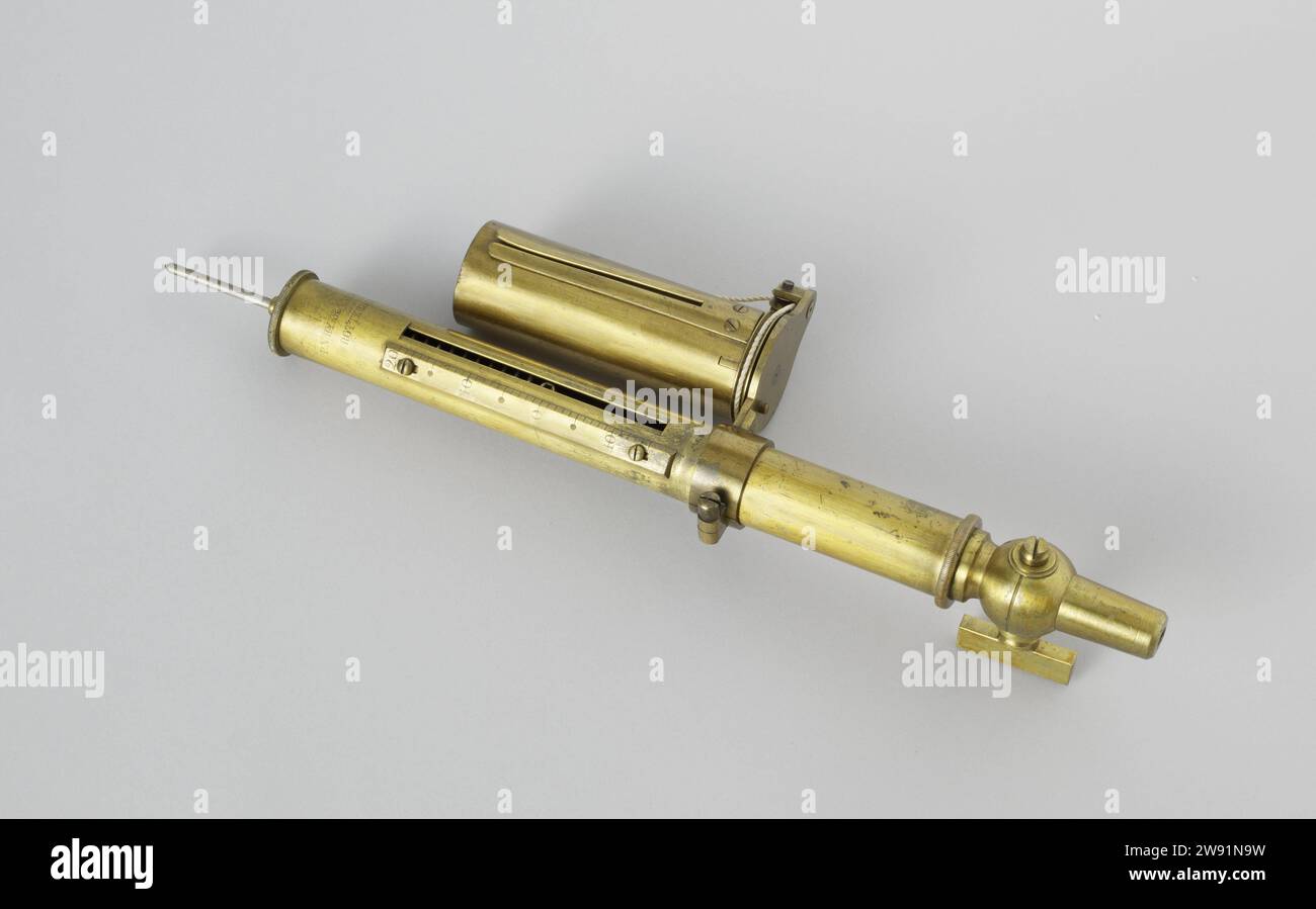 Indicateur, P.N. Rijk, A.M. de Jong, 1865 indicateur l'indicateur des machines à vapeur de McNaught se compose d'un corps en forme de tube auquel un tube rotatif est fixé à un bras. Une corde, qui a été enroulée autour du tube au fond, peut être attachée avec une extrémité à une partie mobile de la machine, de sorte que le tube tourne à chaque course, puis renversé dans sa position d'origine par le ressort enroulé dans le tube. Un papier est attaché au tube. Dans le corps, un piston avec tige de piston est appliqué sous l'effet d'un ressort, qui est déplacé de haut en bas par la vapeur ou le vide. Avec le robinet sur le dessous, le corps est vissé Banque D'Images