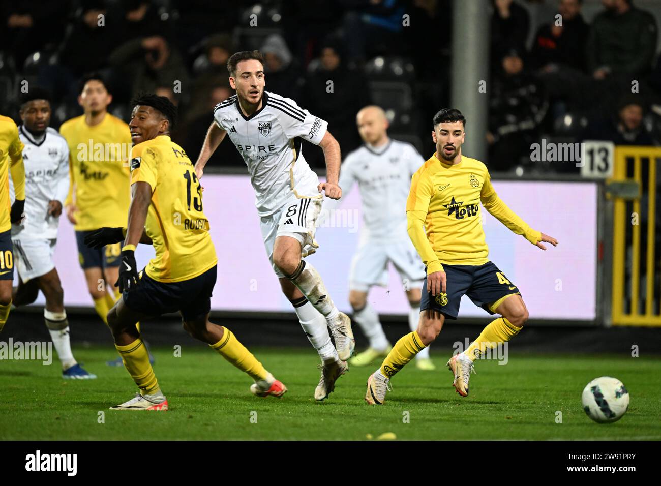 Eupen, Belgique. 23 décembre 2023. Kevin Mohwald d'Eupen se bat pour le
