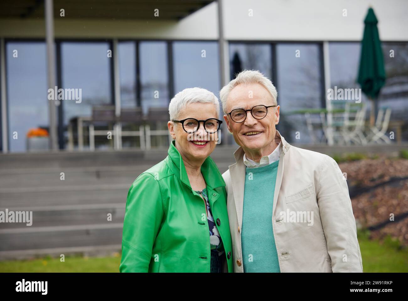 Portrait du couple senior devant leur maison Banque D'Images