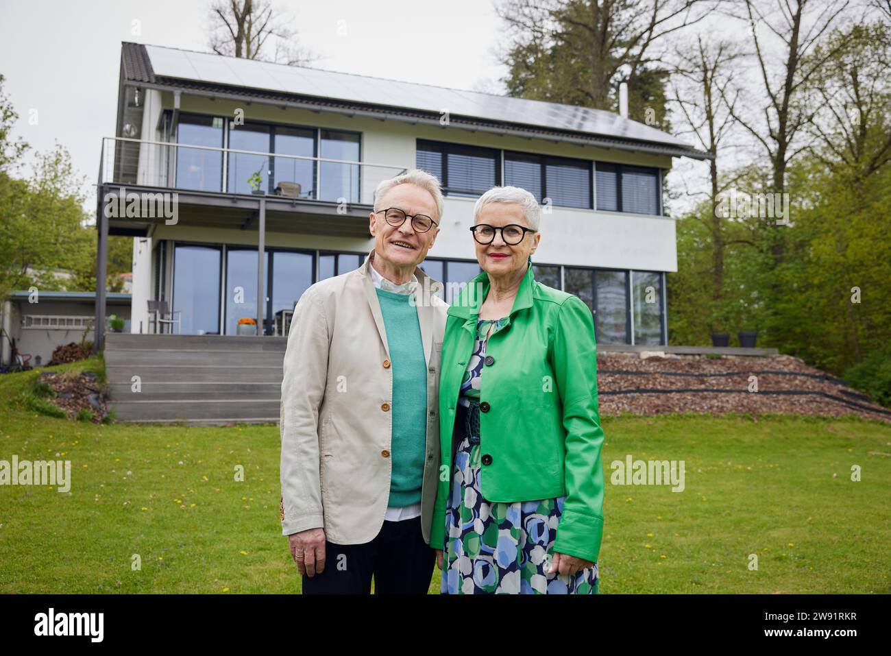 Portrait du couple senior devant leur maison Banque D'Images