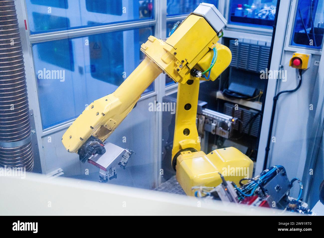 Robot industriel dans une usine moderne Banque D'Images