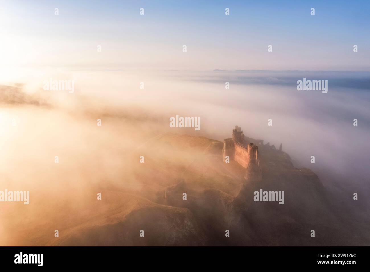 Royaume-Uni, Écosse, North Berwick, vue aérienne du château de Tantallon enveloppé dans le brouillard matinal Banque D'Images