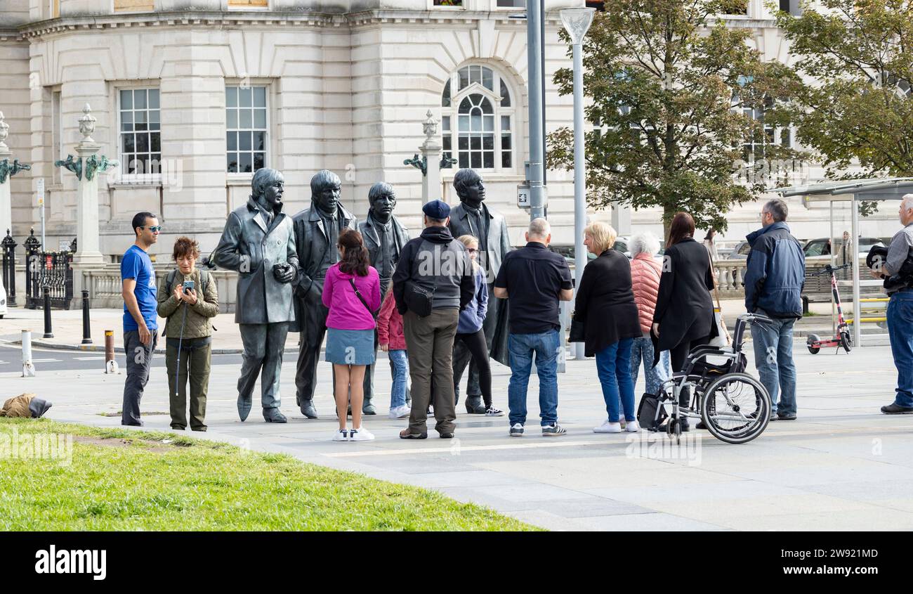 Liverpool, royaume-uni 16 mai 2023 des touristes prennent des photos devant la statue des Beatles à Liverpool Banque D'Images