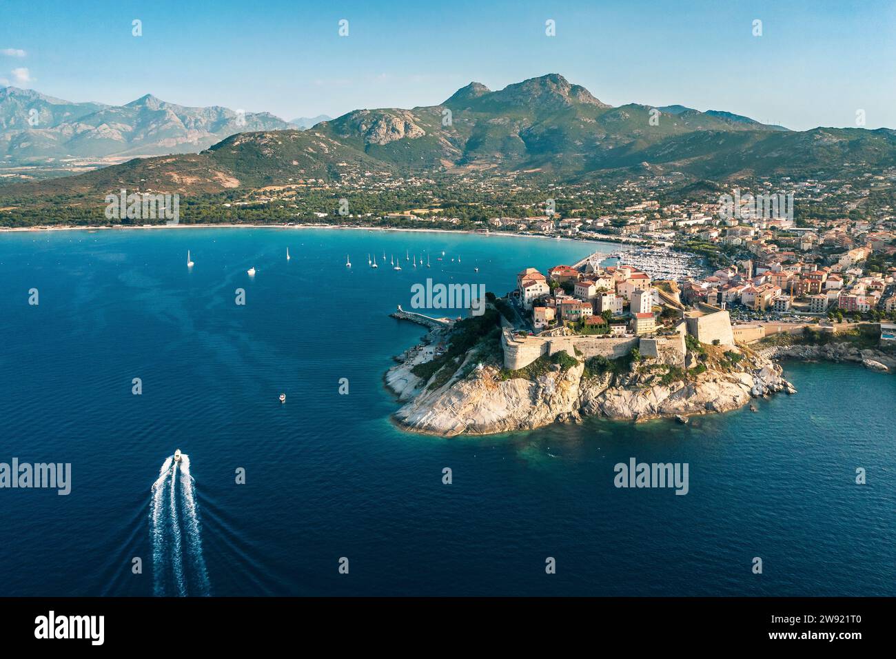 France, haute-Corse, Calvi, vue aérienne de la ville sur le rivage de l'île de Corse Banque D'Images