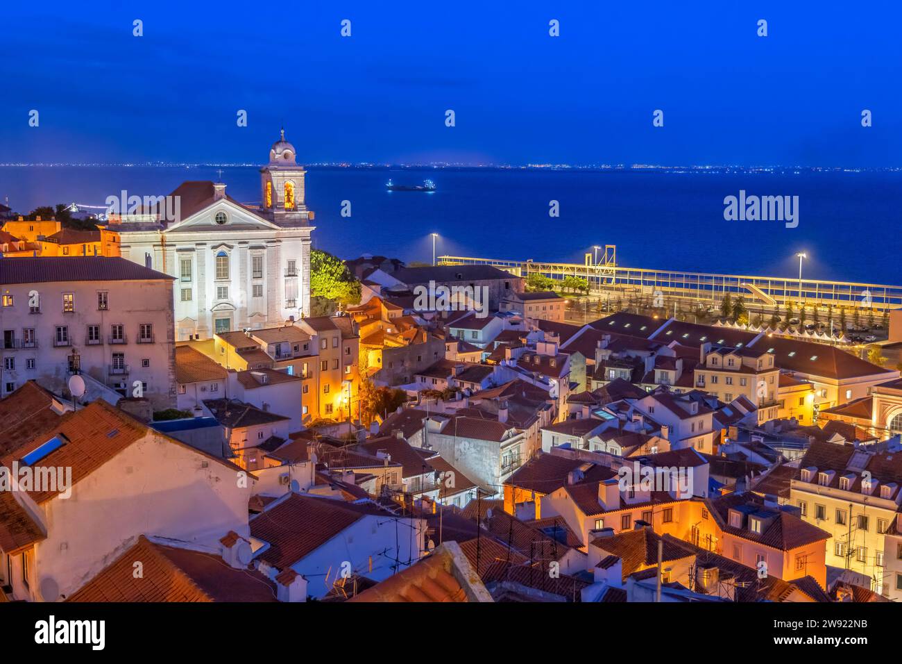 Portugal, quartier de Lisbonne, Lisbonne, quartier d'Alfama au crépuscule Banque D'Images