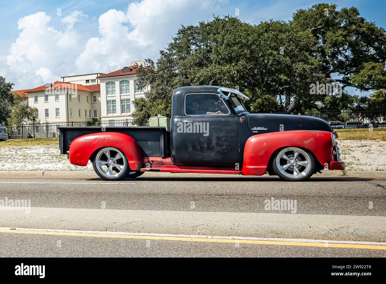 Gulfport, MS - 05 octobre 2023 : vue latérale grand angle d'un pick-up GMC 100 1949 lors d'un salon automobile local. Banque D'Images