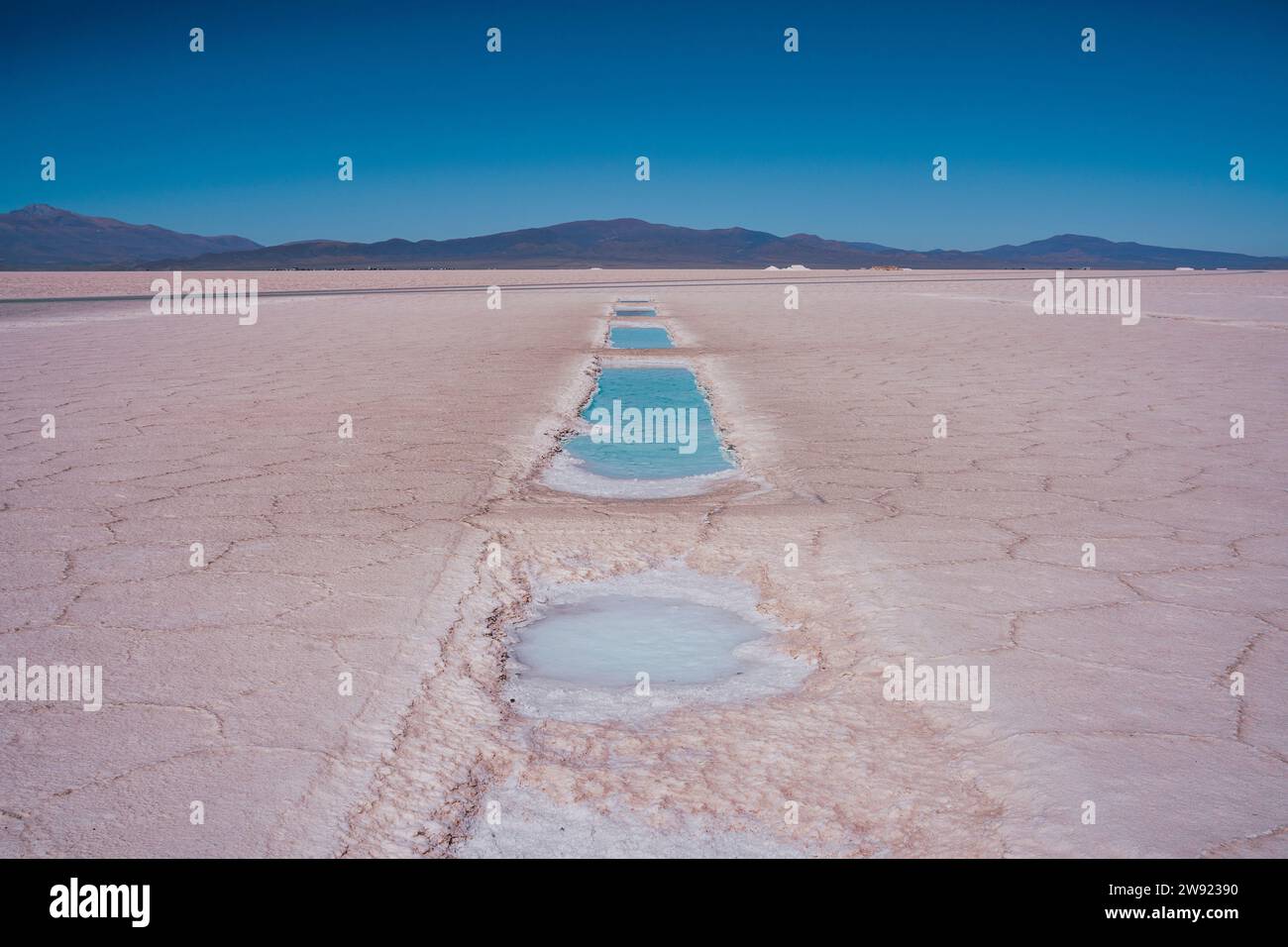 Lac près des marais salants sous ciel bleu Banque D'Images