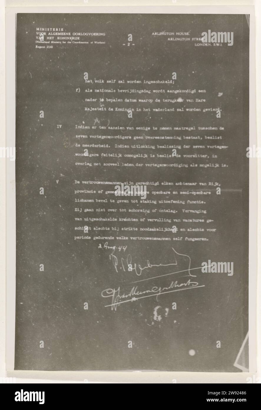 Gouvernement néerlandais à Londres en exil, Pieter Sjoerds Gerbrandy, 1944 photographie une photo d'un total de trois photos d'un document du gouvernement néerlandais à Londres en exil, dans lequel le collège illégal des hommes de confiance a été créé, qui a dû prendre des mesures pour une administration temporaire des pays-Bas après la libération de tout le pays. Drees était membre de ce collège. Inscription ; R.B.: 'Arlington House, Arlington Street, London, SW 1'. Signé ; O. : P. S. Gerbrandy, G. J. van Heuven Goedhart. Londres support photographique pays-Bas. Londres Banque D'Images