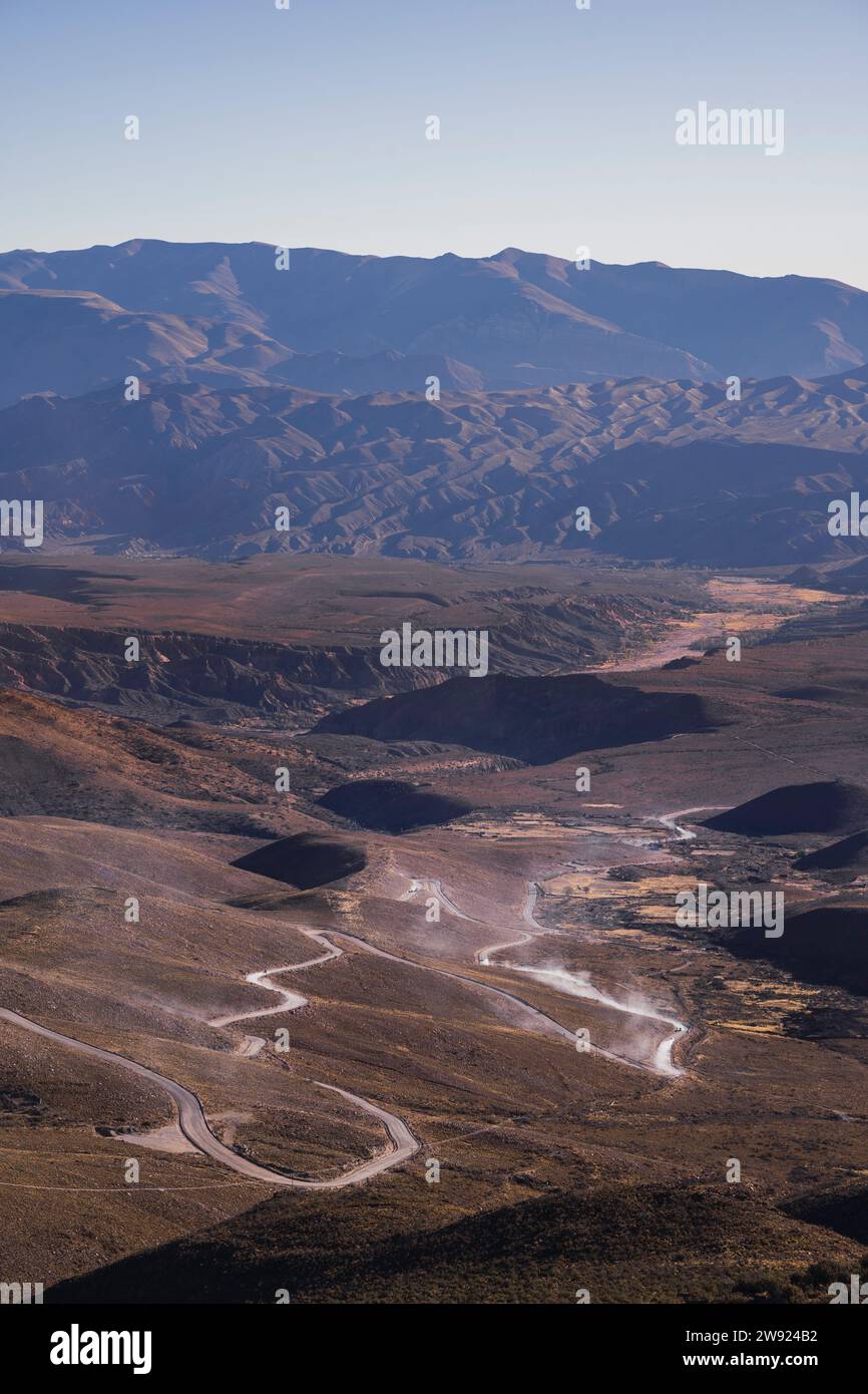 Route sinueuse en face de la montagne par jour ensoleillé Banque D'Images