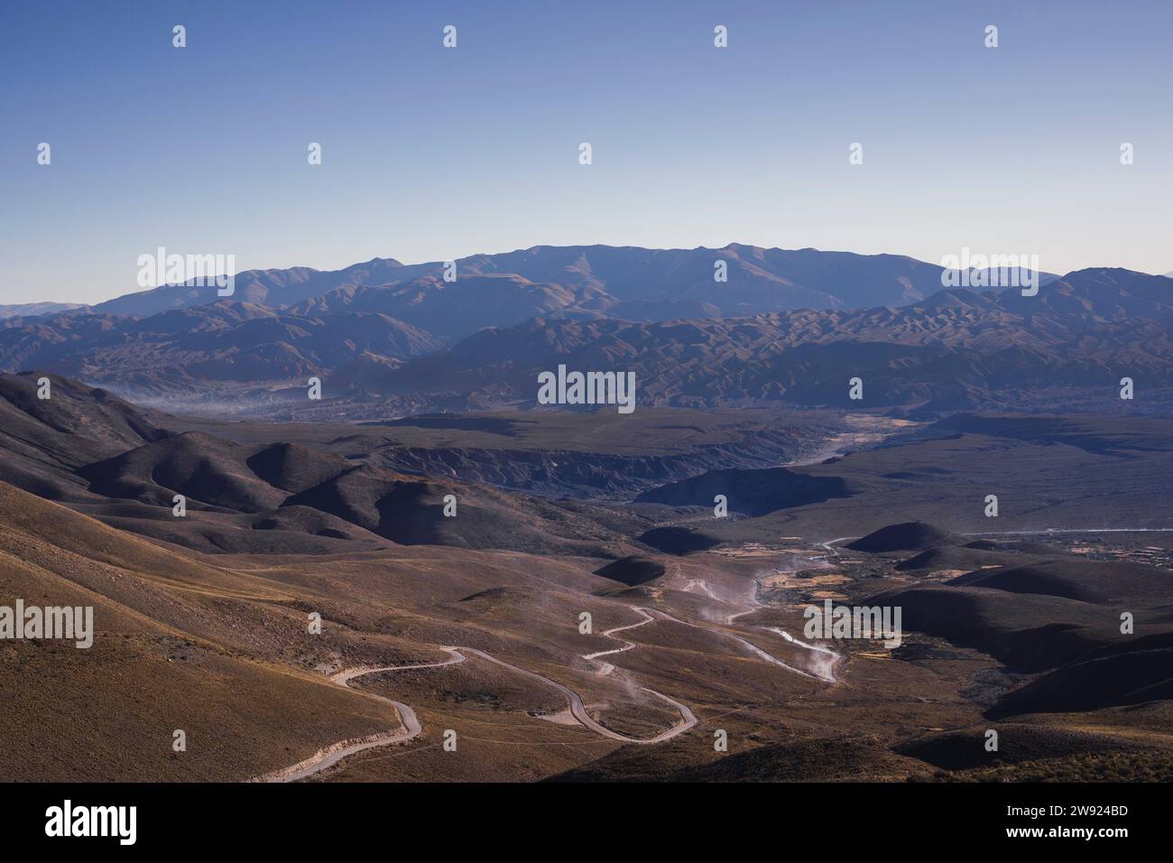 Vallée avec route sinueuse en face de la montagne le jour ensoleillé Banque D'Images
