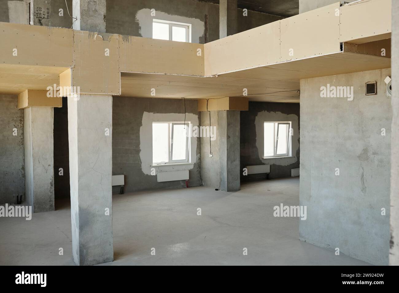 Appartement loft en construction avec fenêtres Banque D'Images