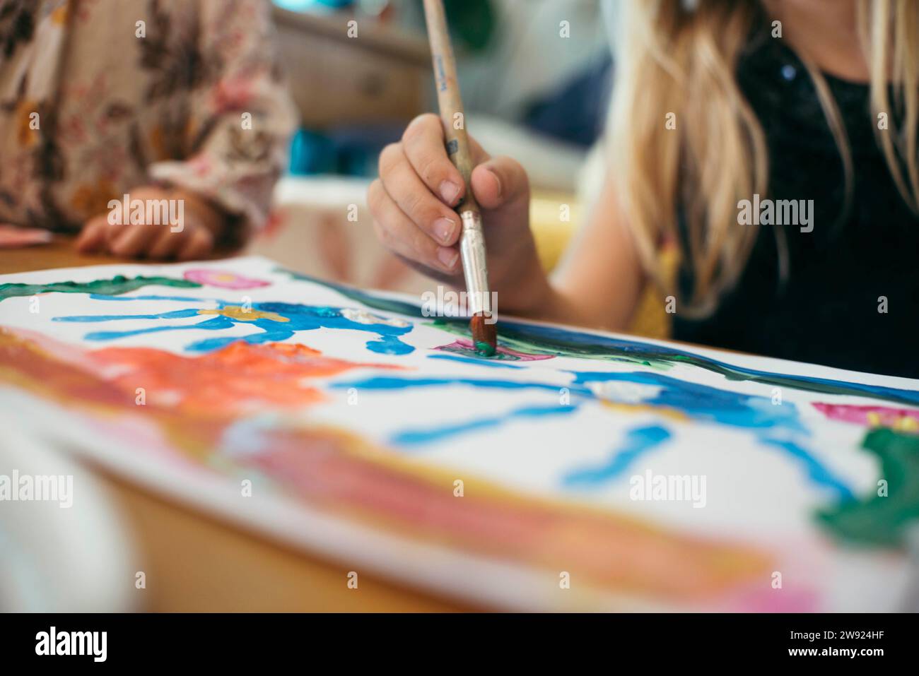Enfants dessinant avec pinceau et aquarelle à la maison Banque D'Images