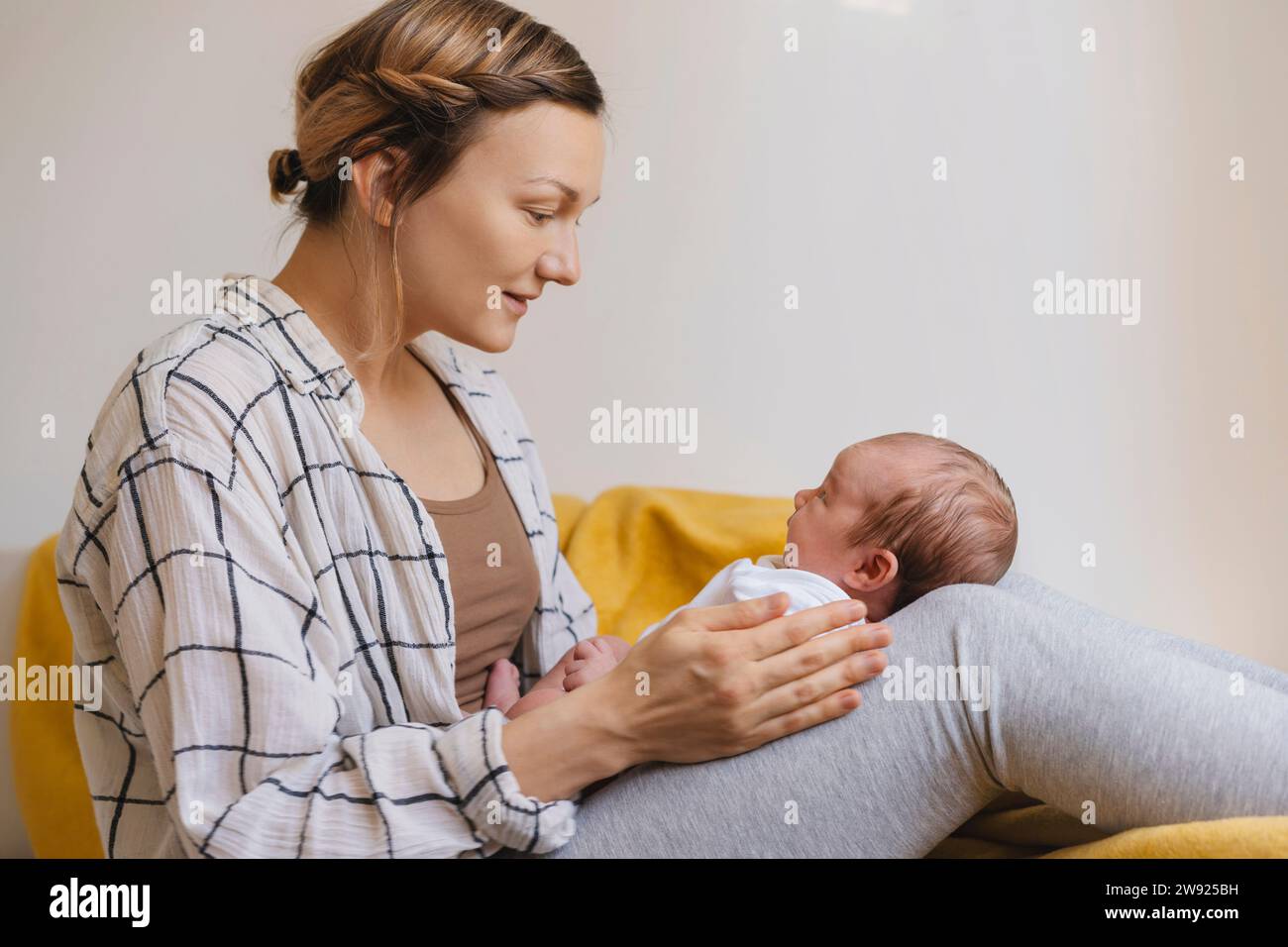 Mère aimante passant du temps avec un mignon petit garçon à la maison Banque D'Images