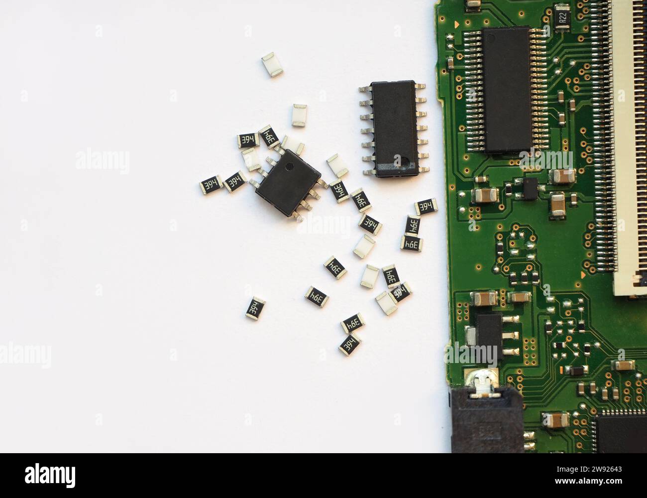 Composants de technologie de montage en surface (CMS). Résistances pour montage en surface et circuits intégrés. Banque D'Images
