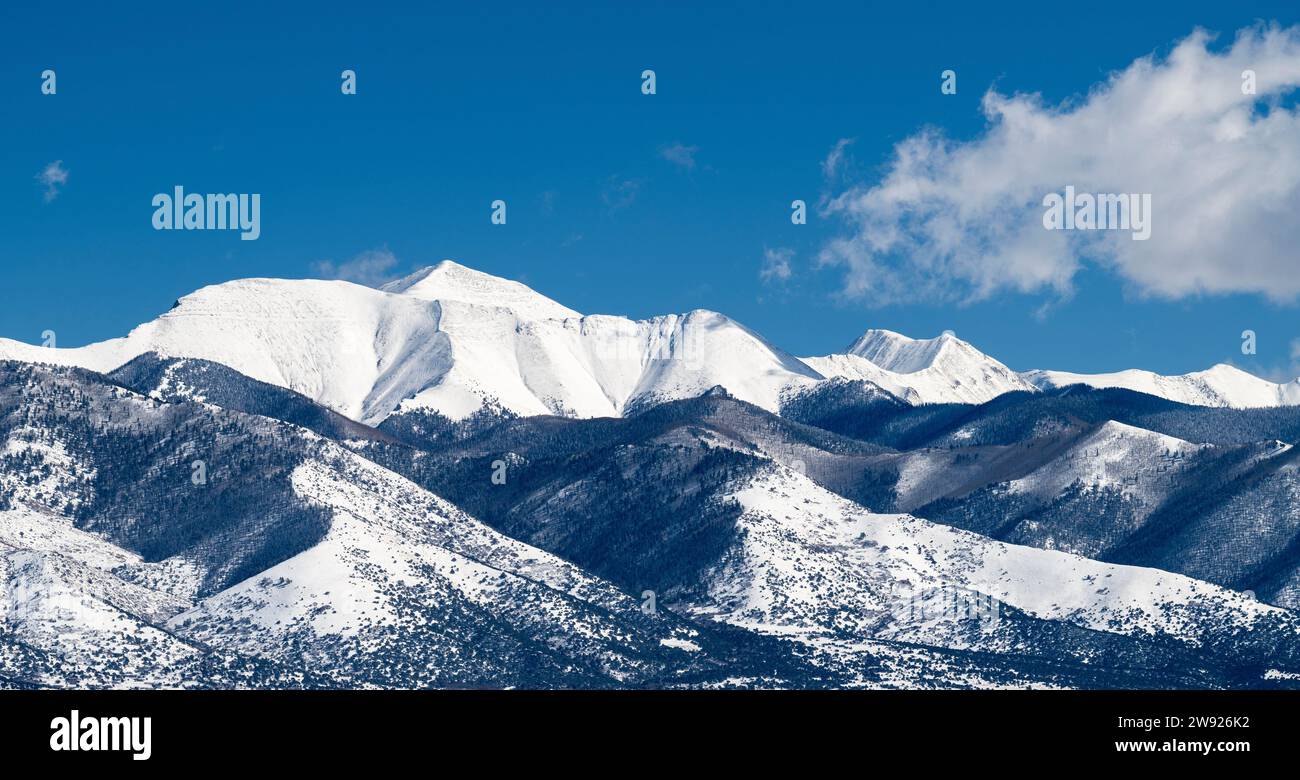 Les hauts sommets sur une partie de la chaîne de montagnes Sangre de Cristo ont de la neige fraîche qui a couvert les sommets. Banque D'Images