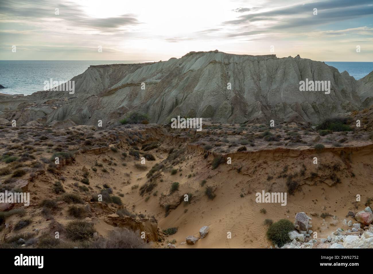 Paysage de montagne sauvage, roches éoliennes et érosion hydrique. Origine volcanique Île d'Ormuz, Iran Banque D'Images
