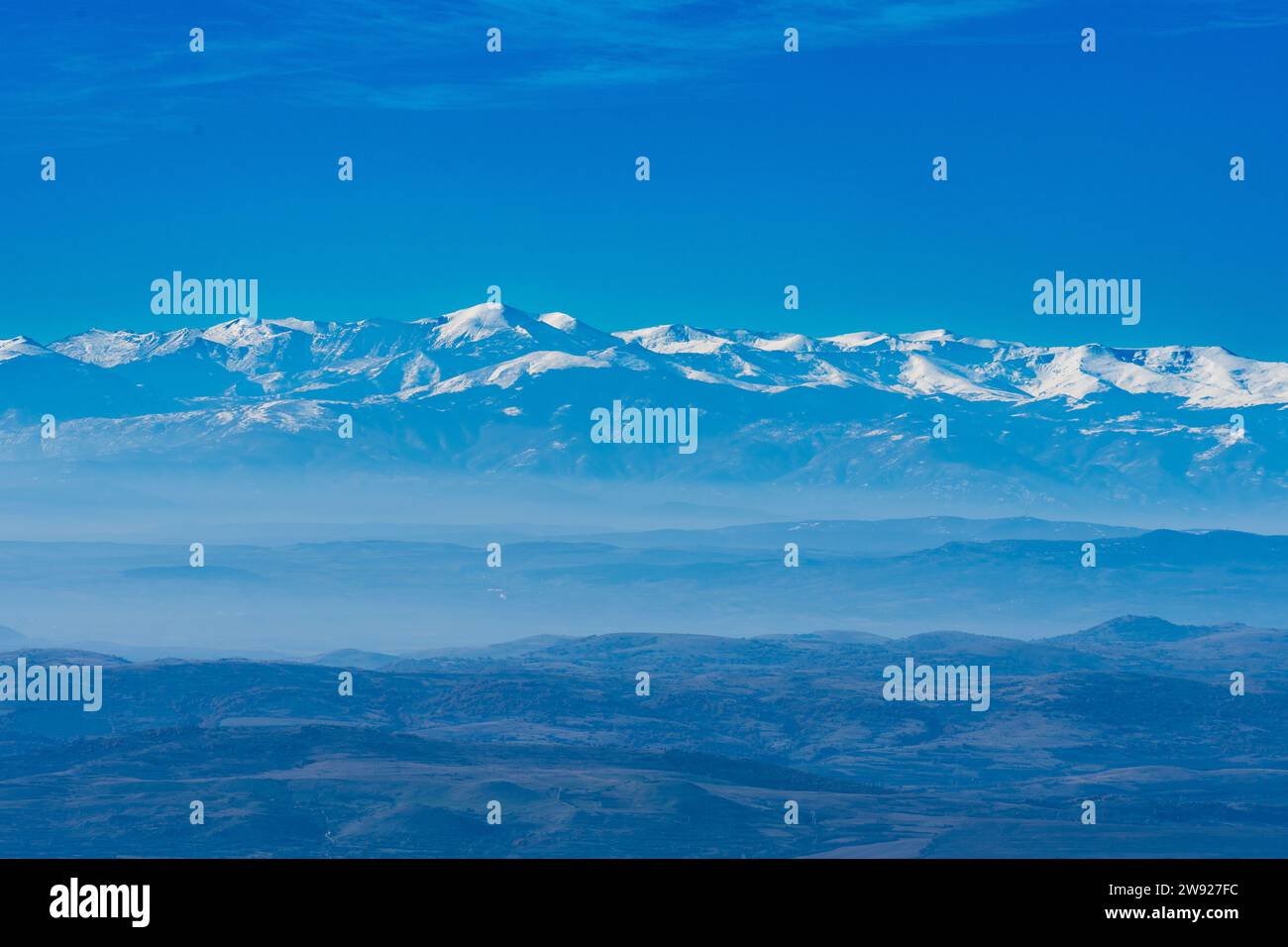 Pic de montagne couvert de neige. Vue horizon. Paysage hivernal. Ciel bleu. Calques. Quelque part en Macédoine 2023 Banque D'Images