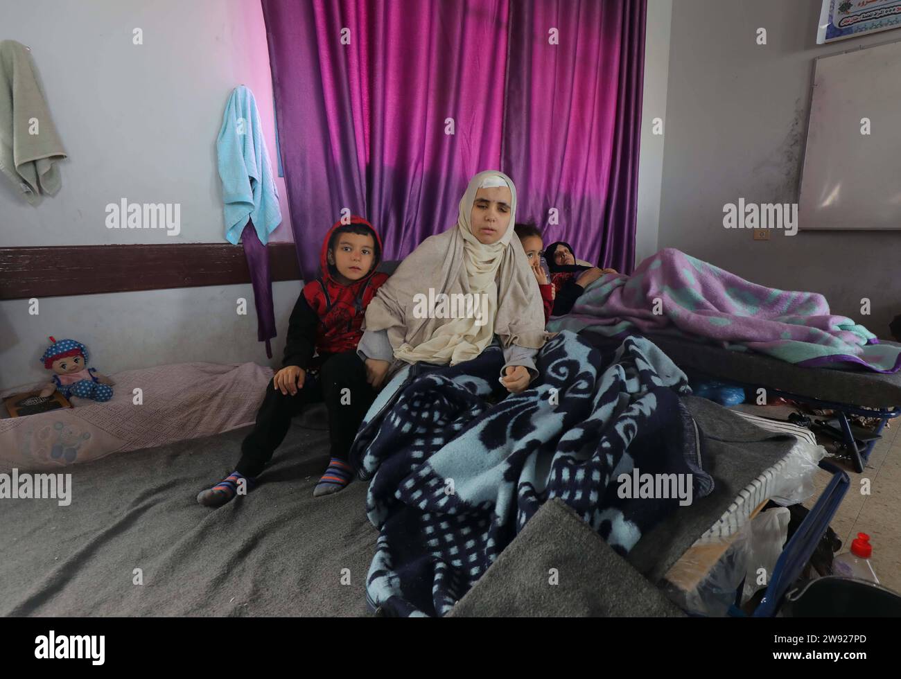 L’enseignante palestinienne Rahma Abu Safi, 30 ans, est soignée dans un hôpital de campagne installé dans l’école Khadija l’enseignante palestinienne Rahma Abu Safi, 30 ans, est soignée dans un hôpital de campagne installé dans l’école Khadija, à l’ouest de la ville de Deir al-Balah, le 23 décembre 2023. Abu Safi travaille comme professeur d'anglais, et elle a été aveuglée après avoir été blessée lors du bombardement de la maison de sa famille par les armes israéliennes dans le quartier de Tal al al-Hawa, au sud de la ville de Gaza, il y a environ un mois. Photo Omar Ashtawy apaimages Dair El-Balah bande de Gaza territoire palestinien 231223 Dair El-Balah OSH 2 002 Copyright : xa Banque D'Images