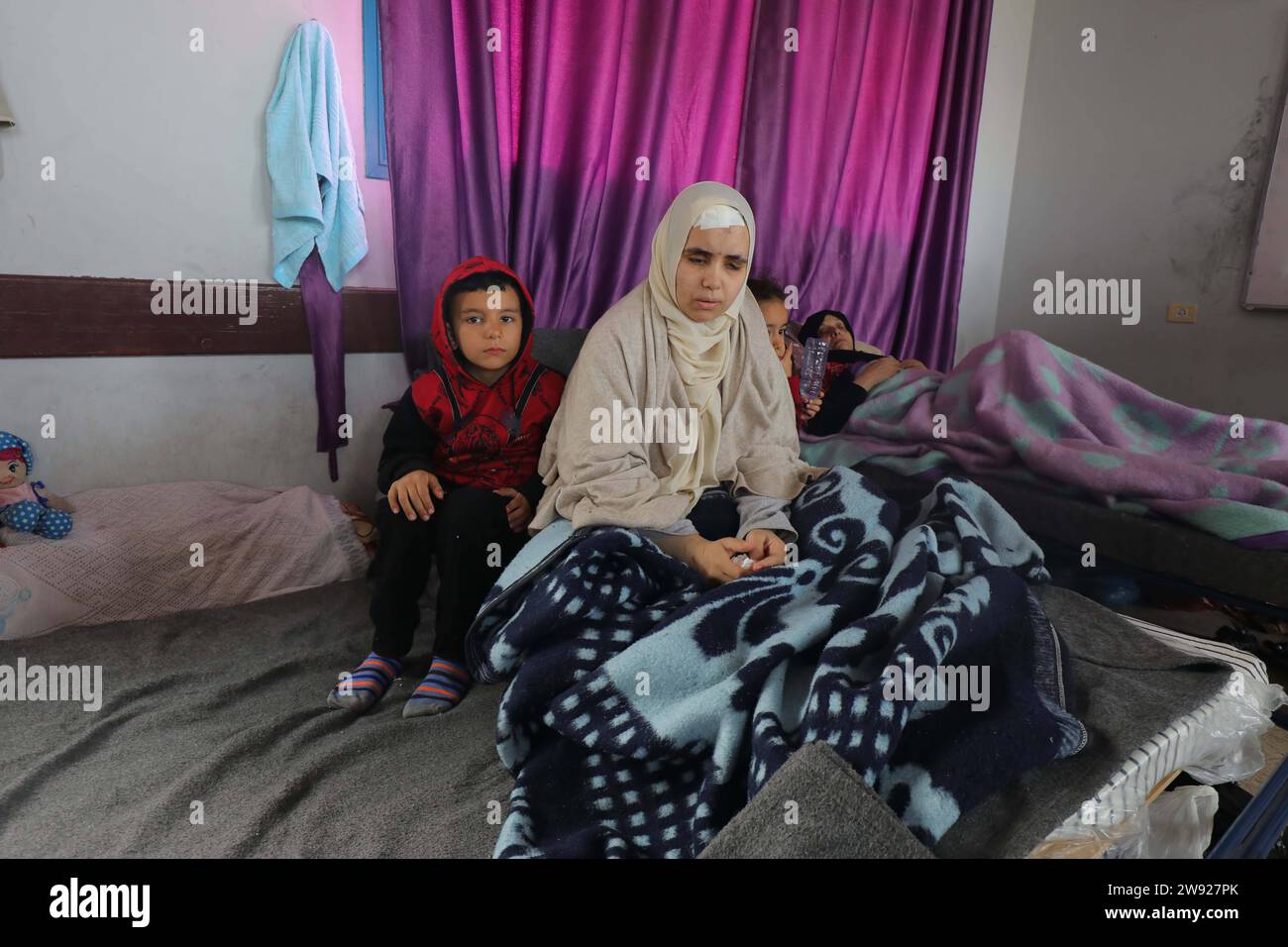 L’enseignante palestinienne Rahma Abu Safi, 30 ans, est soignée dans un hôpital de campagne installé dans l’école Khadija l’enseignante palestinienne Rahma Abu Safi, 30 ans, est soignée dans un hôpital de campagne installé dans l’école Khadija, à l’ouest de la ville de Deir al-Balah, le 23 décembre 2023. Abu Safi travaille comme professeur d'anglais, et elle a été aveuglée après avoir été blessée lors du bombardement de la maison de sa famille par les armes israéliennes dans le quartier de Tal al al-Hawa, au sud de la ville de Gaza, il y a environ un mois. Photo Omar Ashtawy apaimages Dair El-Balah bande de Gaza territoire palestinien 231223 Dair El-Balah OSH 2 003 Copyright : xa Banque D'Images