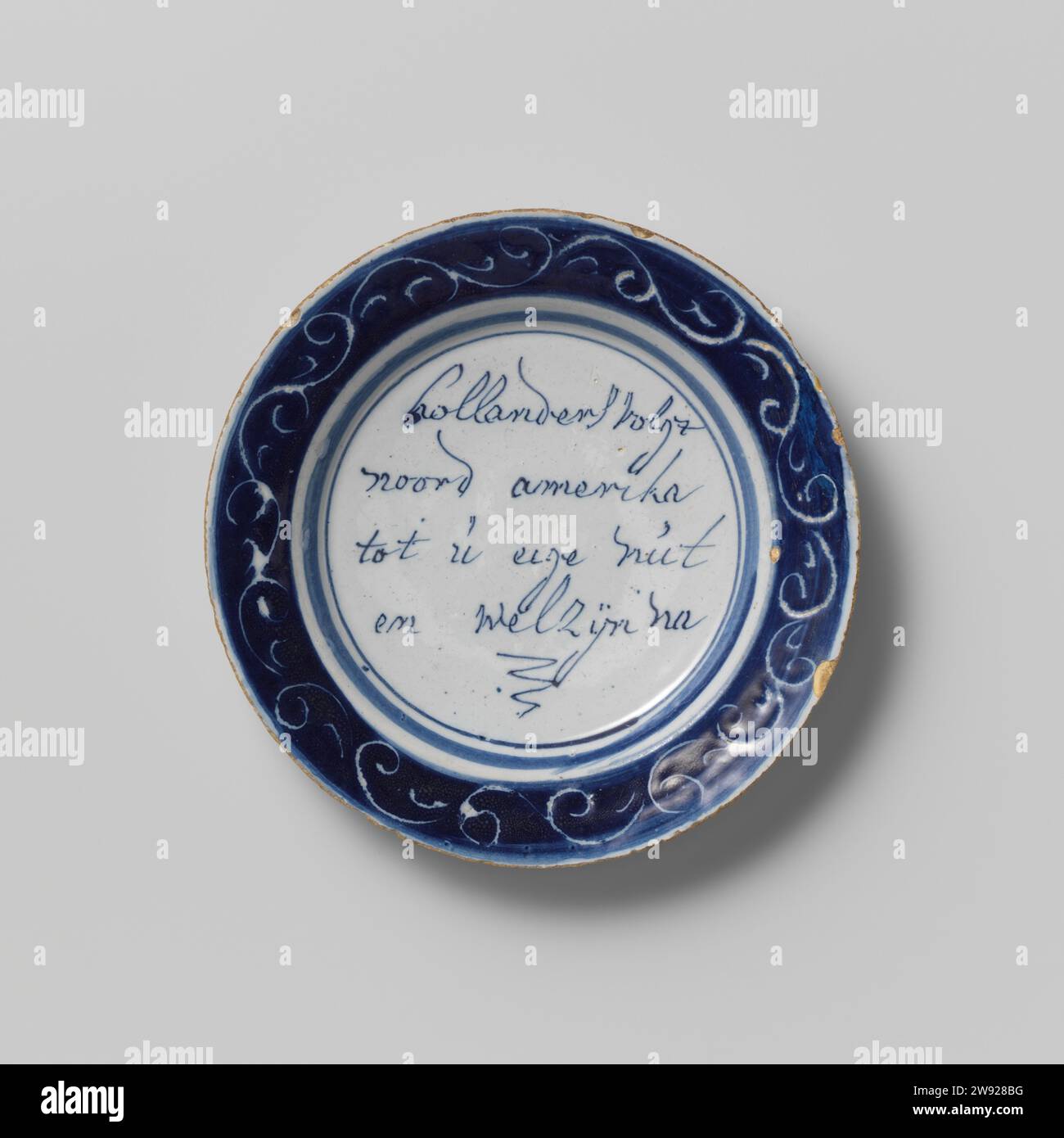 Dutch suit l'Amérique du Nord à votre propre utilité et bien-être, Anonyme, 1780 - 1799 assiette (plats) assiette ronde avec bordure bleue dans laquelle en blanc un simple motif guirlande. L'inscription est peinte au centre en bleu. Partie inférieure blanche avec 2 points de montage dans un bord debout. Faïence néerlandaise. glaçure d'étain. États-Unis d'Amérique Banque D'Images