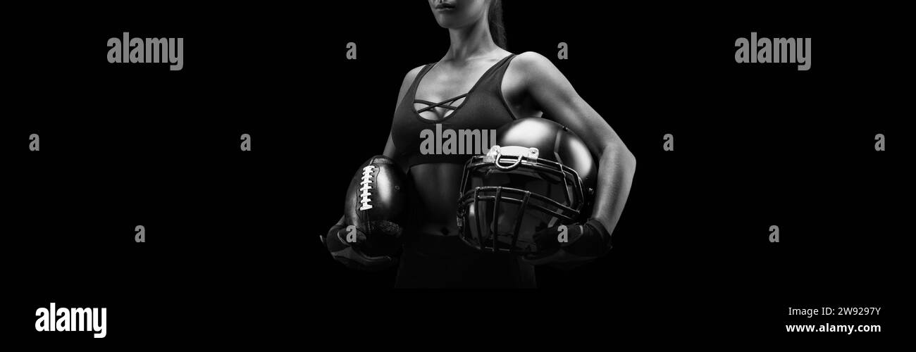 Pas de nom portrait de femme avec balle et casque pour jouer au football américain. Concept sportif. Supports mixtes Banque D'Images