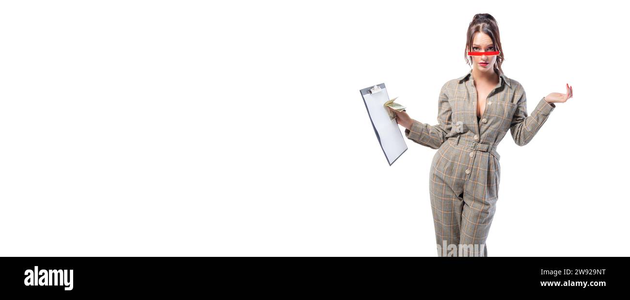 Femme intervieweur se tient dans le studio sur un fond blanc avec une tablette dans sa main. Concept d'entretien d'embauche. Recrutement et sélection du personnel. Banque D'Images