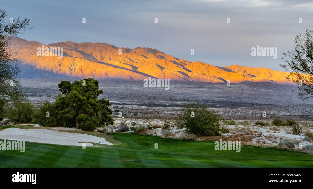 Coucher de soleil sur un parcours de golf bien entretenu dans le désert de Californie du Sud, États-Unis. Banque D'Images