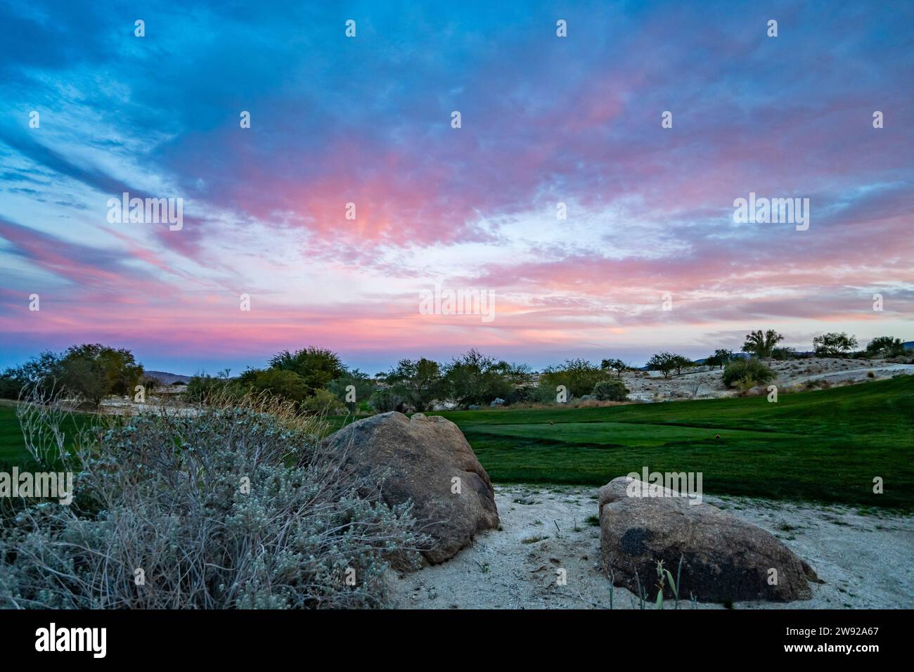 Coucher de soleil sur un parcours de golf bien entretenu dans le désert de Californie du Sud, États-Unis. Banque D'Images
