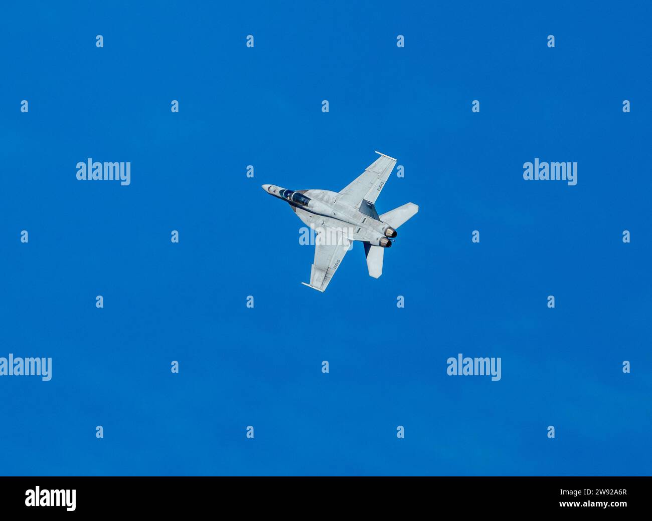 Un avion de chasse F/A-18F Super Hornet volant à basse altitude dans le désert du sud de la Californie, aux États-Unis. Banque D'Images Un avion de chasse F/A-18F Super Hornet volant à basse altitude dans le désert du sud de la Californie, aux États-Unis. Banque D'Images