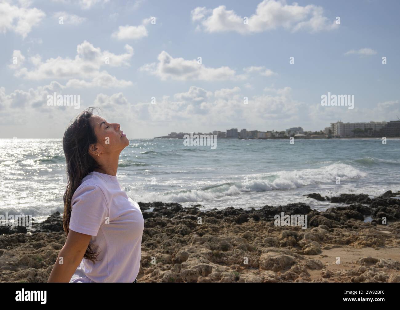 Femme détendue respirant de l'air frais sur les rochers au bord de la mer Méditerranée Banque D'Images