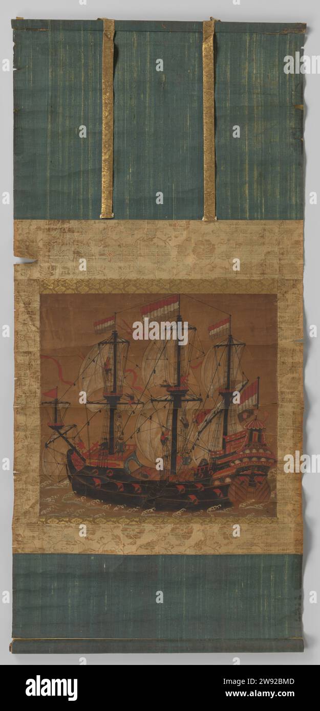 Kakemono navire hollandais, Anonyme, 1700 - 1800 rouleau suspendu côté allongé sur lequel au milieu sur papier brun peinture de navire (hollandais) avec équipage, Driemaster sous voile. V.R.N.L. voile pour le vent, avec des drapeaux hollandais en haut ; à l'étage et en bas encadrés par le côté doré, autour du côté blanc, sur le côté vert-bleu haut et bas, au-dessus de deux rubans de côtés dorés, bas et rouleau de bois supérieur. Papier japonais. Papier japonais (papier fait main). soie. Bois (matériel végétal) peinture voilier, voilier DESHIMA Banque D'Images