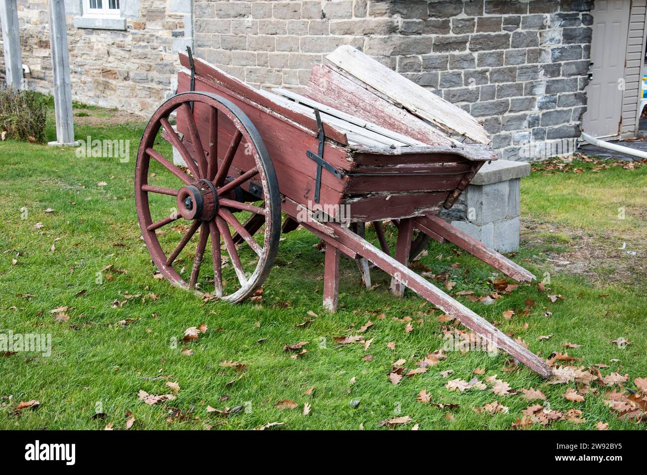 Chariot en bois vintage au Centre culturel franco-ontarien du parc de la Confédération à Hawkesbury, Ontario, Canada Banque D'Images