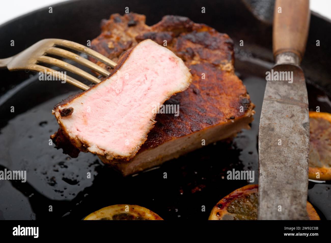 Côtelette de porc saisie sur poêle en fer avec assaisonnement au citron et aux épices, Photographie alimentaire, Photographie alimentaire Banque D'Images