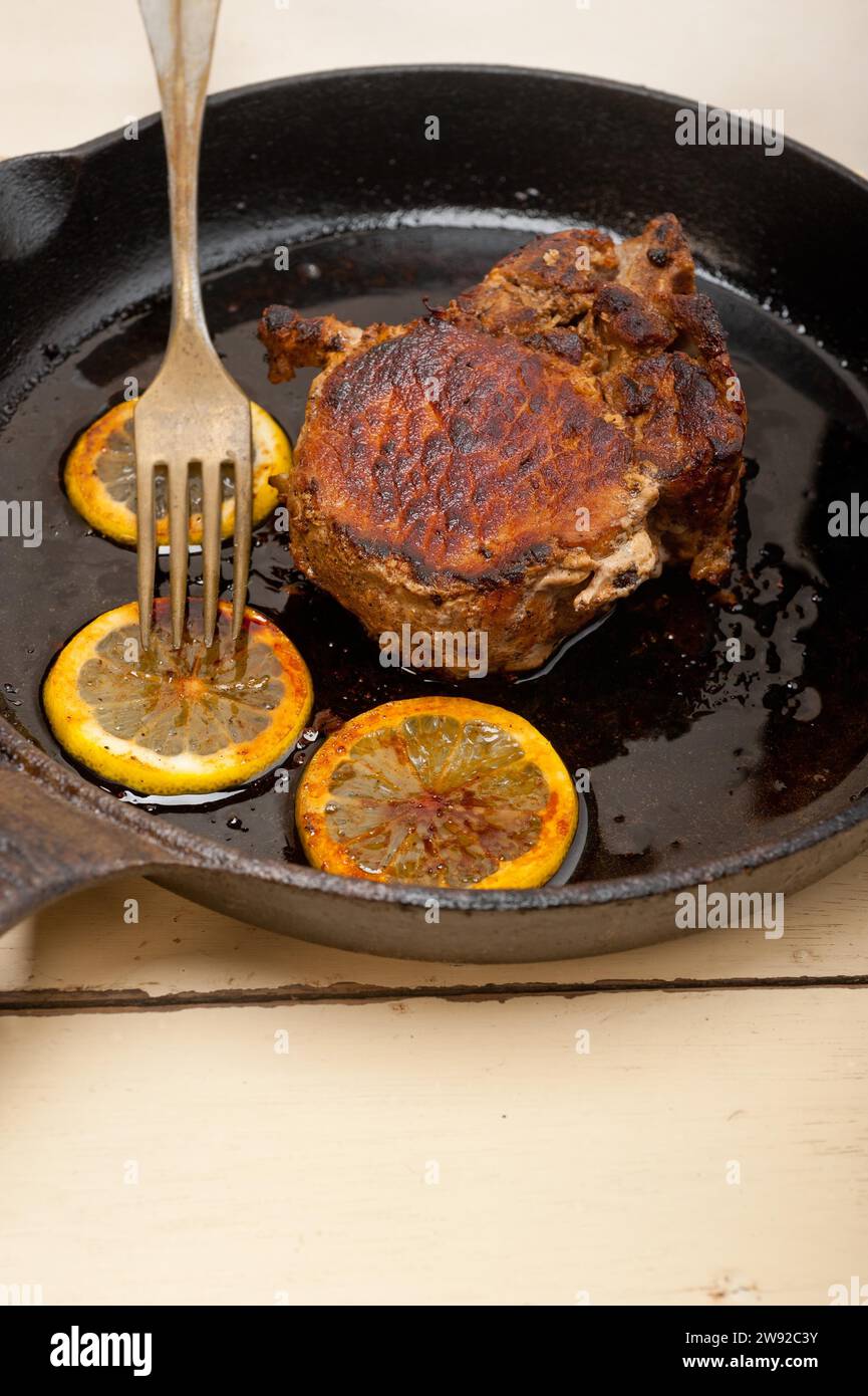 Côtelette de porc saisie sur poêle en fer avec assaisonnement au citron et aux épices, Photographie alimentaire, Photographie alimentaire Banque D'Images