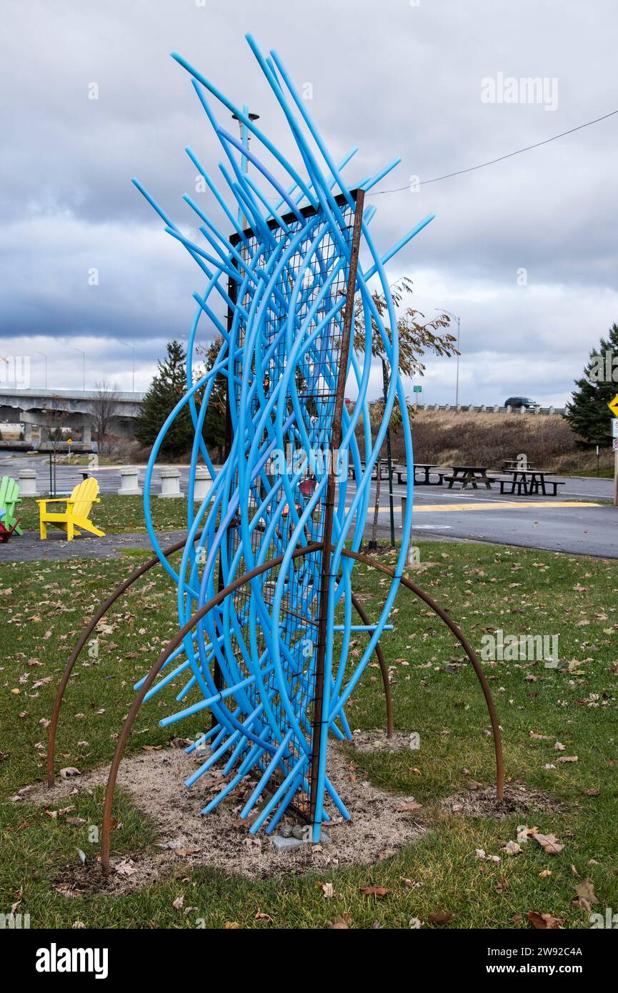 Sculpture abstraite d'art recyclé au parc de la Confédération à Hawkesbury, Ontario, Canada Banque D'Images