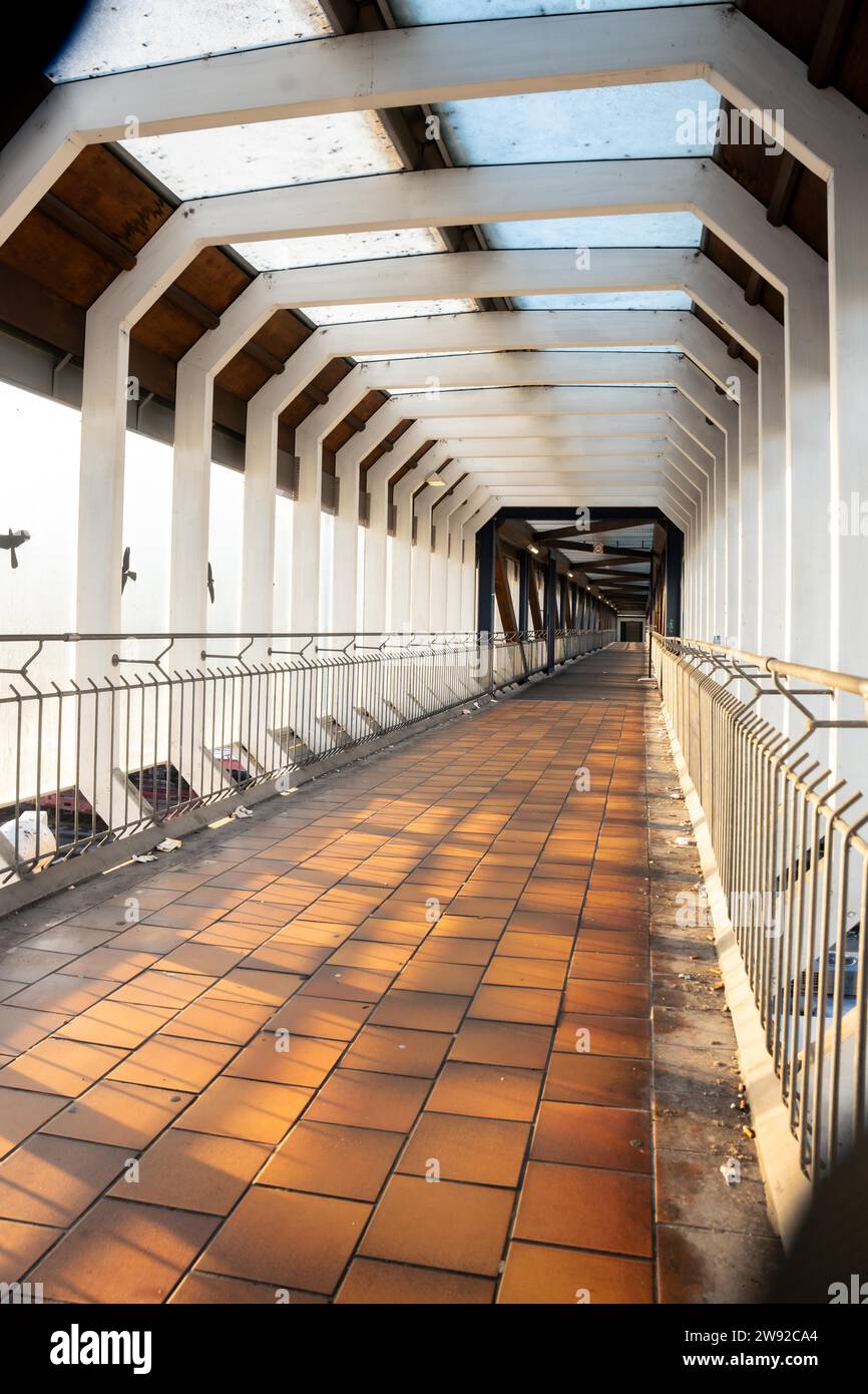 Long couloir droit avec structure en béton et balustrades en vue symétrique, gare de Sindelfingen, Allemagne Banque D'Images