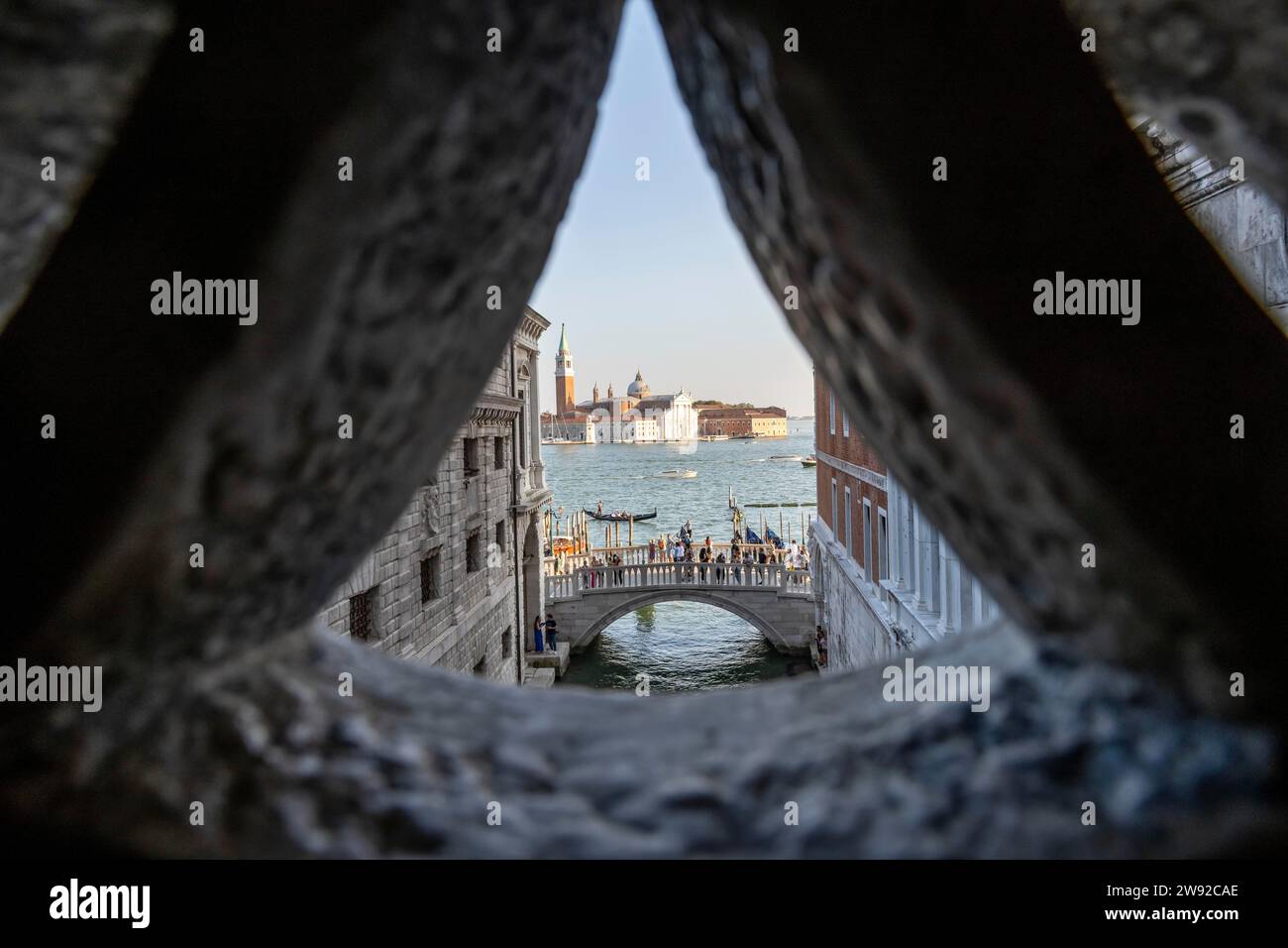 Vue depuis le Pont des Soupirs à travers une petite trappe, Ponte della Paglia pont et San Giorgio Maggiore église, prison, Palais des Doges, Venise Banque D'Images